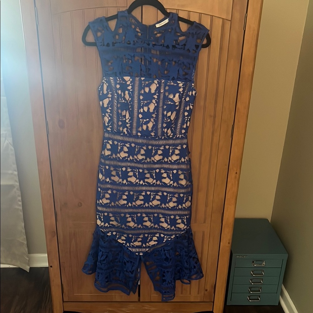 Elegant Blue Lace Midi Dress